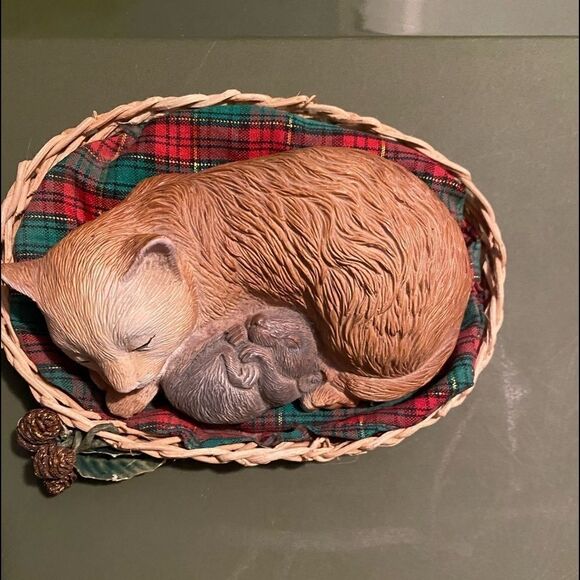 Vintage resin sleeping Christmas cat with mouse in basket - Picture 1 of 4